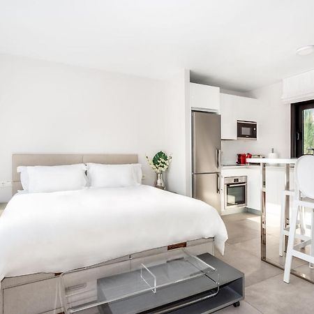 By Riva - Chic, Contemporary Studio In Puerto Banus Gardens 马尔韦利亚 外观 照片