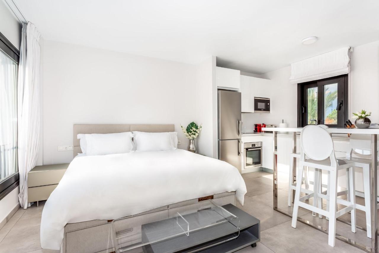 By Riva - Chic, Contemporary Studio In Puerto Banus Gardens 马尔韦利亚 外观 照片